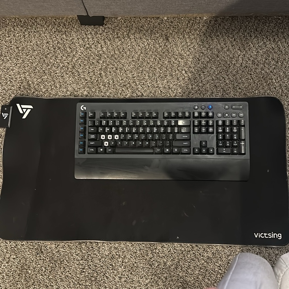 Gaming mouse pad ( XL ) with Logitech Keyboard !